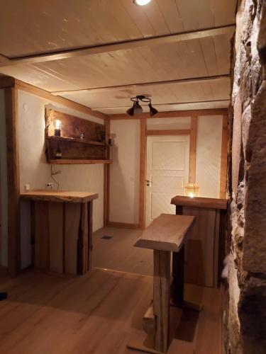 Habitación con 2 mesas de madera y techo. en Exclusive House, en Olofström