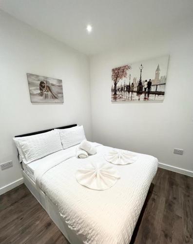 سرير أو أسرّة في غرفة في Spacious Flat in West Croydon