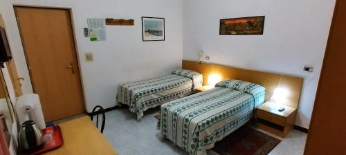 Habitación con 2 camas en una habitación de hotel en Hotel Major, en Génova