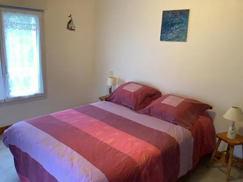 1 dormitorio con 1 cama grande con una manta colorida en Sylvie et Olivier, en Saint-Sozy