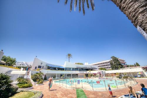 Bazén v ubytovaní Estepona - Playa - 2 dormitorios con jardín y acceso directo a la piscina Is15 alebo v jeho blízkosti