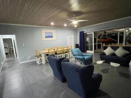 uma sala de estar com cadeiras azuis e uma mesa em Southport Coral em Southport