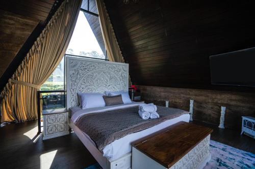 Ein Bett oder Betten in einem Zimmer der Unterkunft The Edgware Cabana