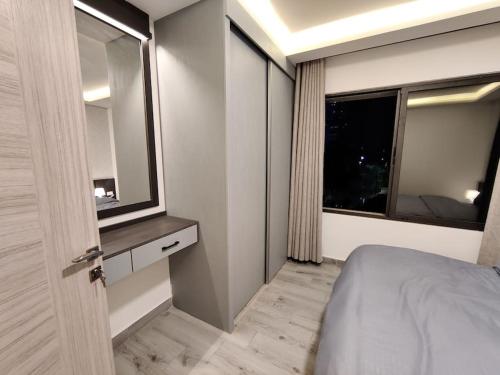 um quarto com uma cama e uma grande janela em 43m luxury room near downtown and all services em Amã