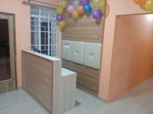 een kamer met ballonnen aan de muur en een spiegel bij Picture Perfect Homestay in Cherrapunji