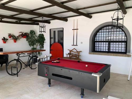 una sala de billar con una mesa de billar rojo en Apartamento “Las Cuadras “, en Cádiz