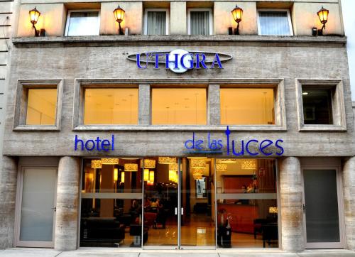 een winkel voor een hotel met een bord erop bij Hotel UTHGRA de las Luces in Buenos Aires