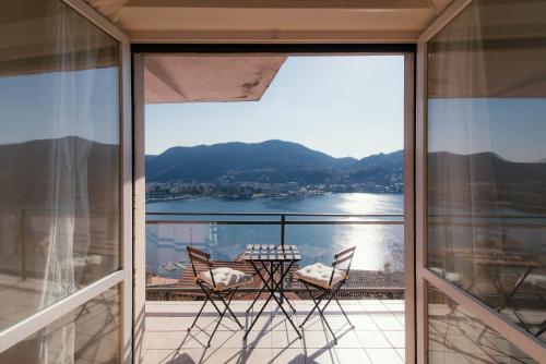 balcone con vista sull'acqua e sulle montagne. di Window flat - The House Of Travelers a Como
