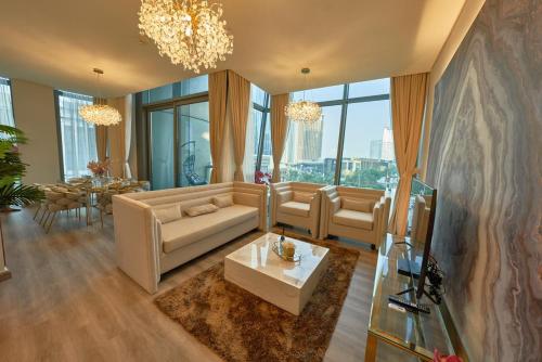 een woonkamer met een bank en een tafel bij Magnificent 3 BR Luxury Apartment with Burj Khalifa View in Dubai