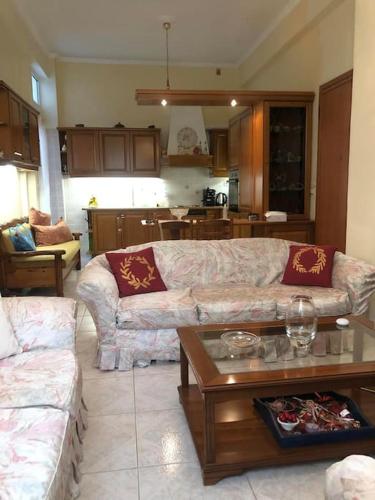 un soggiorno con divano e tavolo di Διαμερίσμα σε πολυκατοικία ως ολόκληρος χώρος. a Pireo