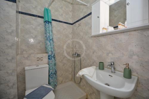 y baño con lavabo, aseo y ducha. en Vasiliki, en Ermioni
