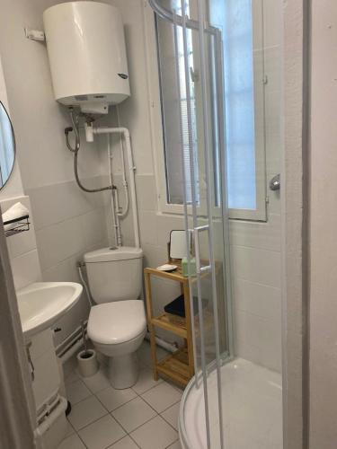 Et badeværelse på Appartement a Paris