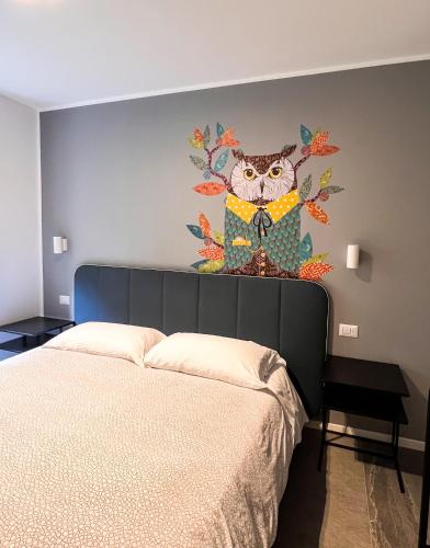 a bedroom with an owl painted on the wall at IL RICCIO Rooms in Milan