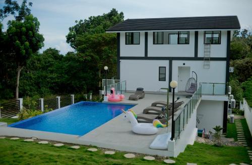Peldbaseins naktsmītnē Check out this beautiful 5 bed villa with pool!! vai tās tuvumā