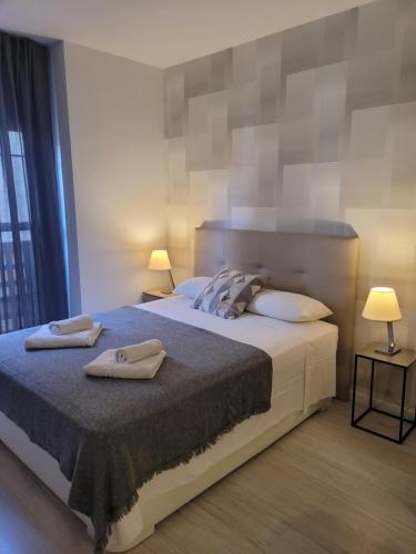 sypialnia z łóżkiem i dwoma ręcznikami na nim w obiekcie Hello Málaga Loft Center Top w Maladze