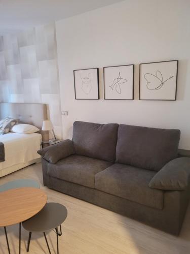 salon z kanapą i stołem w obiekcie Hello Málaga Loft Center Top w Maladze