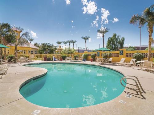 Бассейн в La Quinta by Wyndham Phoenix Mesa West или поблизости