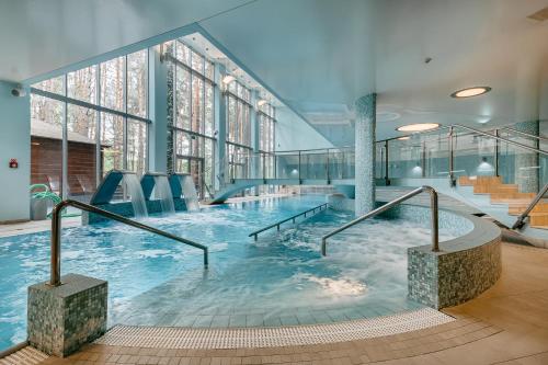 Piscina de la sau aproape de Leśny Apartament nad Zalewem No.3