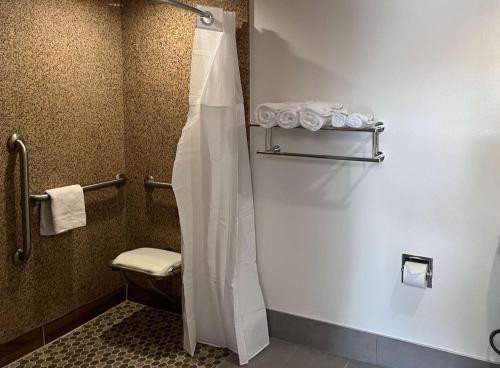 ein Bad mit einer Dusche, einem WC und Handtüchern in der Unterkunft Studio 6 Vallejo CA Napa Valley in Vallejo