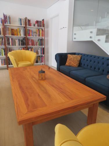 a living room with a wooden table and a couch at Casa francesa de Piraju in Piraju