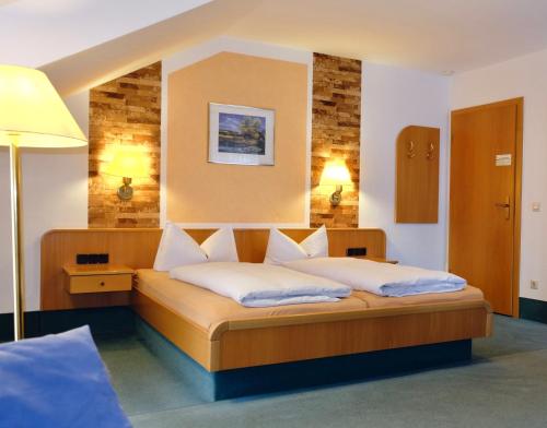 キンディングにあるGästehaus Biedermannのベッドルーム1室(白い枕2つ付きのベッド1台付)