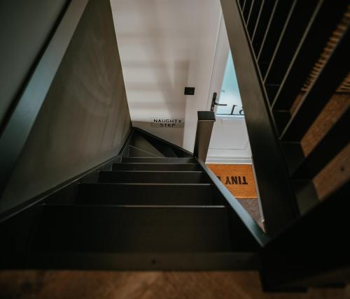 un escalier menant à un immeuble de bureaux dans l'établissement Tiny Floating Home with Marina Views, à Brighton et Hove