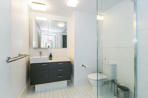 洛恩的住宿－Lorne Chalet Apartment 40，一间带水槽、卫生间和镜子的浴室