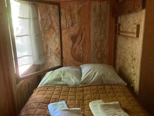 ein kleines Bett in einem Zimmer mit Fenster in der Unterkunft Bungalow im Wald am See - Biberspur in Zieko