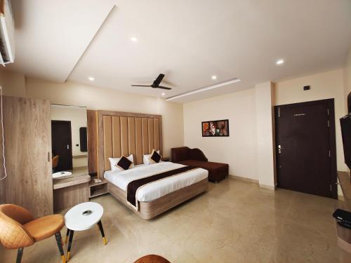 SatnaRadha Residency的配有床和沙发的酒店房间
