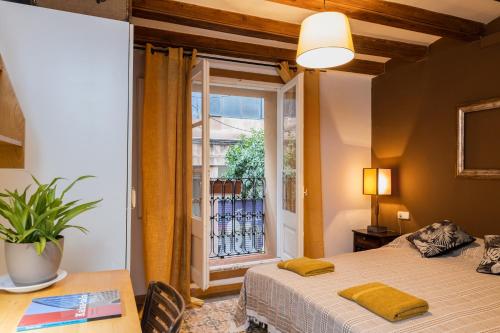 Postel nebo postele na pokoji v ubytování ApartEasy - Central Gracia Apartments