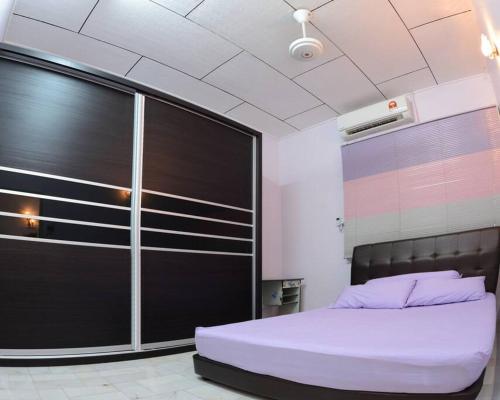 1 dormitorio con 1 cama y armario grande en Wonderful Homestay at Muar en Muar