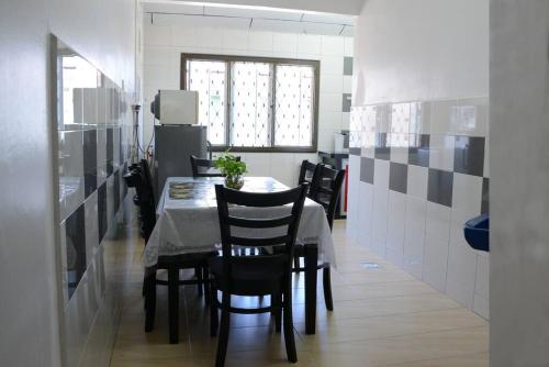 uma sala de jantar com uma mesa e cadeiras pretas em Wonderful Homestay at Muar em Muar