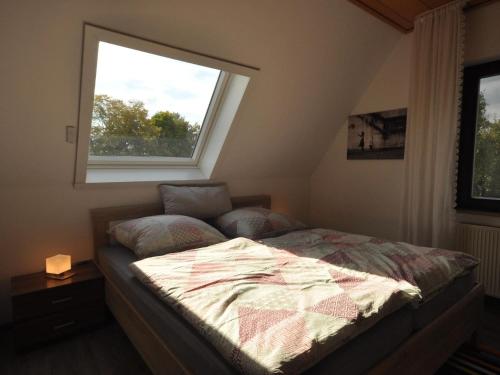 1 dormitorio con cama y ventana en Lovely Apartment in Frankenberg with Barbecue, en Frankenberg