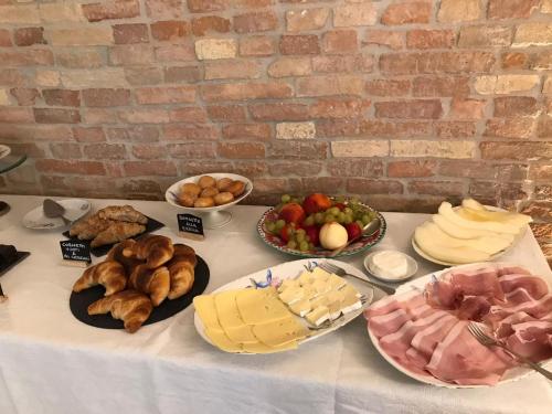 ein Tisch mit vielen verschiedenen Arten von Lebensmitteln in der Unterkunft Tenuta Coppa Zuccari in Città Sant'Angelo