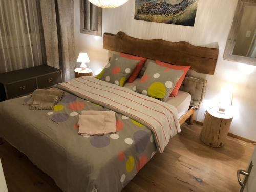 een slaapkamer met een bed met knuffels erop bij Nice Apartment private host Engelberg in Engelberg