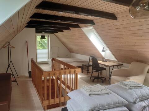 Pokój z 2 łóżkami i biurkiem w domu w obiekcie Byhus Vejle w mieście Vejle