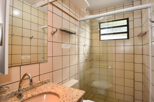 a bathroom with a sink and a shower at Apartamento térreo em Condomínio Pé na Areia P847 in Florianópolis