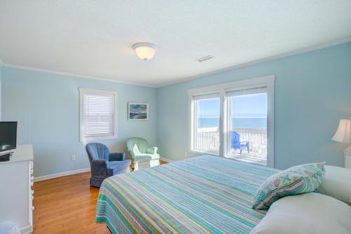1 dormitorio con cama y vistas al océano en Action Tide-Song, en Surf City