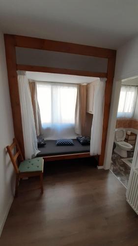 een kleine kamer met een bed en een raam bij Apartment in residential complex with pool in Klorakas