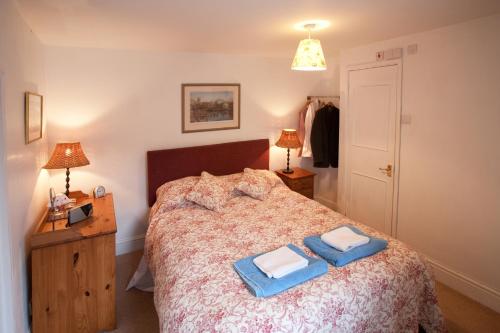 A bed or beds in a room at The Cottage at Weston Lawn