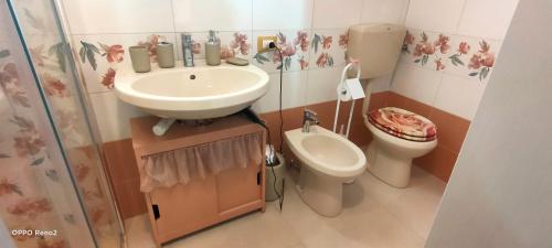 łazienka z umywalką i toaletą w obiekcie Il Nido Rustico w mieście Ponsacco