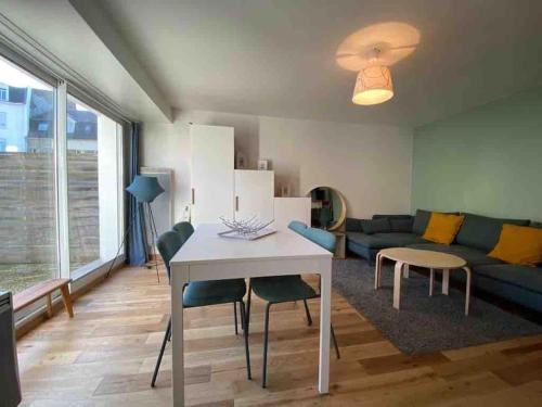- un salon avec une table et un canapé dans l'établissement Maison « Maracha » centre ville 150m de la plage, à Wimereux