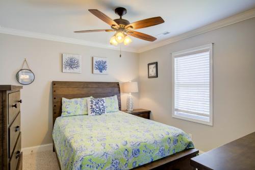 een slaapkamer met een bed en een plafondventilator bij Beach Vibes in North Topsail Beach