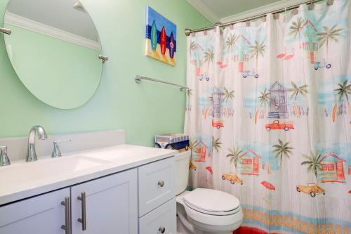 een badkamer met een wastafel, een toilet en een douchegordijn bij Beach Vibes in North Topsail Beach