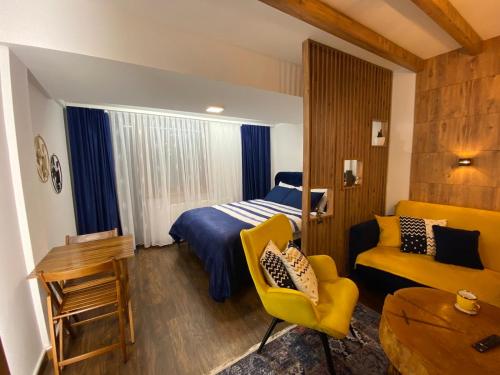 um quarto de hotel com uma cama e um sofá em Apartment Blue Eko Fis Vlašić em Vlasic