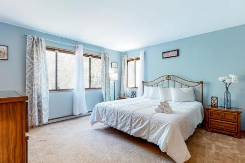 Un dormitorio azul con una cama con dos ositos de peluche. en House in the Woods, en Albrightsville
