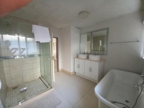 Un baño con ducha, inodoro y lavabo. en Mount Royal 02 Large 3 bedroom Ground floor apartment with Garden, en Johannesburgo