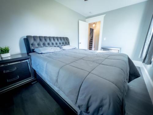 um quarto com uma cama grande e uma mesa de cabeceira em The Jackpot Cottage em Niagara Falls