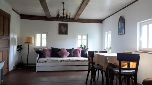 ein Wohnzimmer mit einem Sofa und einem Tisch in der Unterkunft Chata Chlumík in Děčín