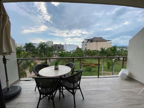 Balkoni atau teres di Modern stylish apt. steps away from the beach